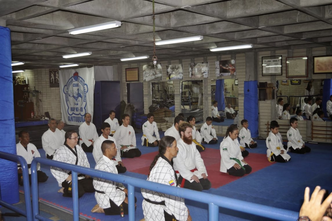 Práctica de meditación en el dojang